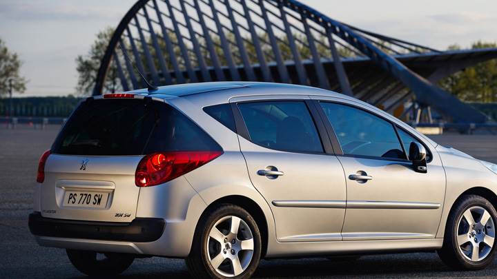 2009 Peugeot 207 SW Side Pose In White